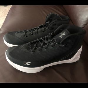 Curry under armour never worn! Black and white